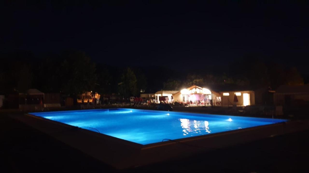 Camping Le Pre Cathare ลาเวอลาเนต์ ภายนอก รูปภาพ